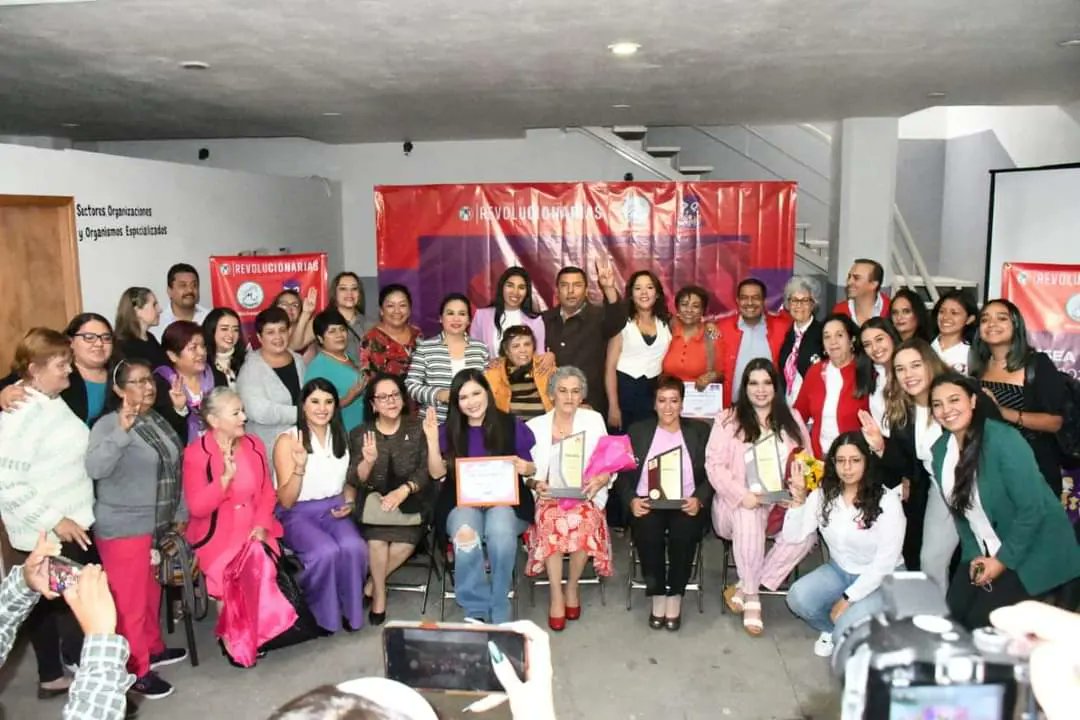 RJXMMichoacan's tweet photo. Felicitamos a la líder de las Mujeres Jóvenes Michoacán  Fany Heredia por la merecida presea "Mujeres Revolucionarias" por el "70 Aniversario del Sufragio Femenino en México", por su trabajo con las mujeres jóvenes del estado. 

#SomosRed https://t.co/iGiQxiBj6t