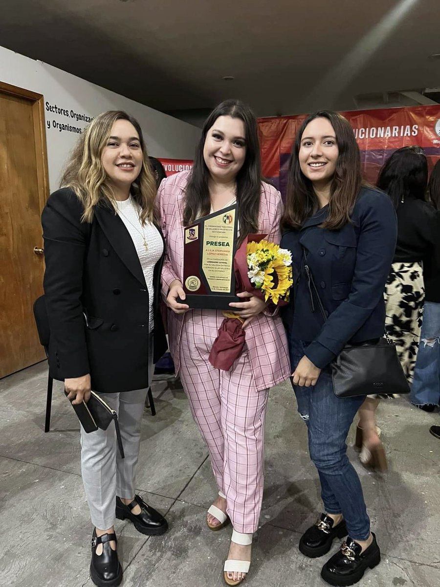 RJXMMichoacan's tweet photo. Felicitamos a la líder de las Mujeres Jóvenes Michoacán  Fany Heredia por la merecida presea "Mujeres Revolucionarias" por el "70 Aniversario del Sufragio Femenino en México", por su trabajo con las mujeres jóvenes del estado. 

#SomosRed https://t.co/iGiQxiBj6t