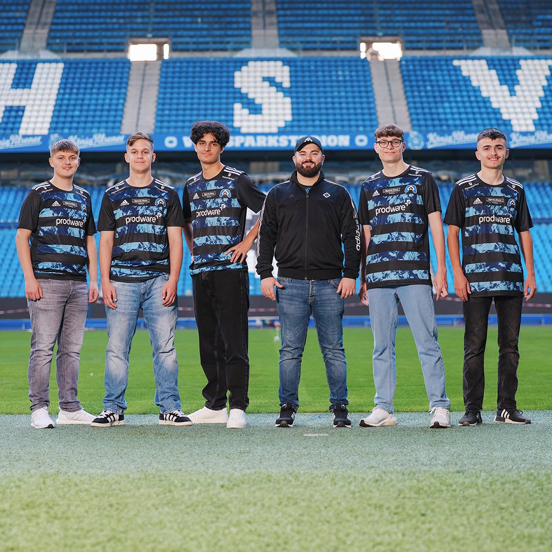 HSVeSports's tweet photo. 🔛 ᴇᴢ��ᴏᴛᴇ ɴɪᴍᴍᴛ ꜰᴀʜʀᴛ ᴀᴜꜰ! 🔷 Neben den bestehenden Nachwuchspielern @hsv_fadlan und @hsv_torres werden uns ab dieser Saison @Perkkix10, @HSV_Albin und @hsv_max9 verstärken. Wir sind READY! 🔥🏆

Meldung: 👉  https://t.co/ocEg6Bd6UT

#HSVeSports #eZwote #nurderHSV https://t.co/DwwY6euDAc
