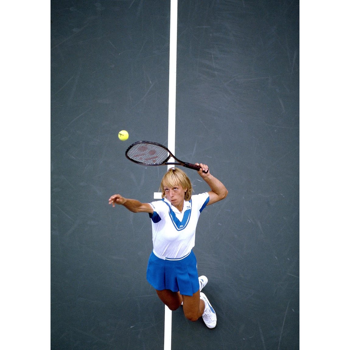 Martina Navratilova serves during the 1984 US Open at the National Tennis Center in Flushing, New York. September 1984. #NeilLeifer #Photography #Tennis #USOpen #Flushing #NewYork #MartinaNavratilova