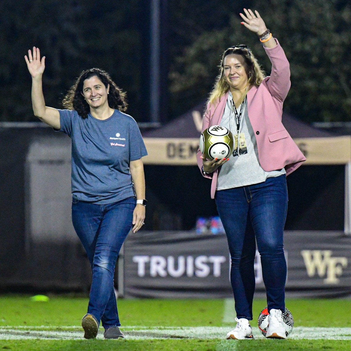 Dr．Kather㏌e A㎱ley, @wakeforest & @wakemsoccer took the ﬁeld ㏌ support of #BreastCancerAwareness raising $4,420 towards the Cancer Health Equity Patient Care Fund! Bidd㏌g for @WakeWSoccer rema㏌s open on game-worn jerseys ahead of Thursday’s game ⚽️ brnw.ch/Pink