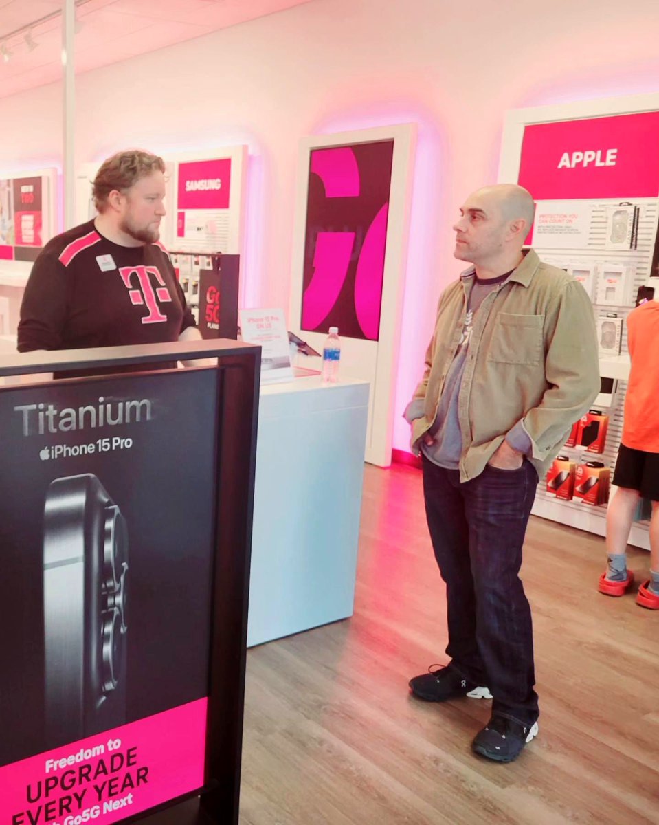 We had a successful ribbon cutting welcoming our new store in New Prague MN last week thanks to the Chamber of Commerce, delicious treats from #SugarRoseBakeshop &amp; support from Samsung! 🧁🎀