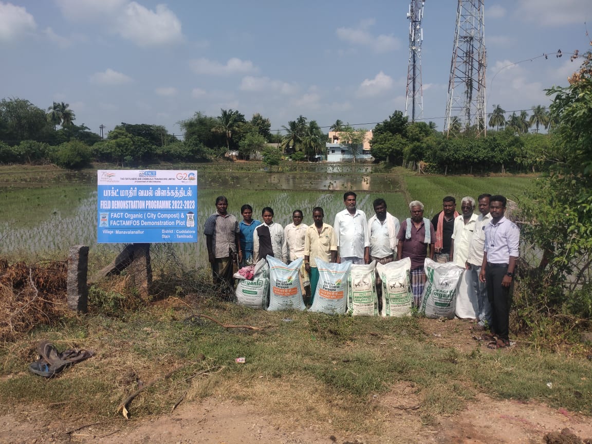 FACT_Tamilnadu's tweet photo. Field Demonstration on #paddy with @fact_kochi 's #organic #20:20:0:13 #ammoniumsulphate at #manavalanallur  #cuddalore District #TamilNadu
#நெற்பயிரில் #பாக்ட் #அங்ககஉரம் #பேக்டம்போஸ் #பாக்ட்அம்மோனியம்சல்பேட் பயன்படுத்தி #கடலூர் #மணவாலநல்லூரில் மாதிரி விளக்க திடல்
#FarmersFirst https://t.co/e46zqfec7L