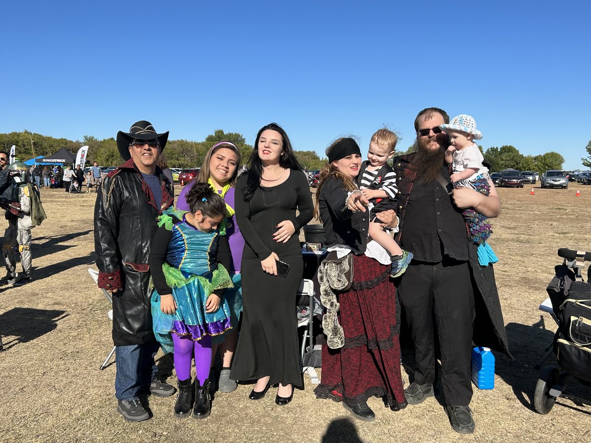 CastleHillsEC's tweet photo. October Event at The Colony Fright Fest! It was fun passing out candy and meeting the community! 
Happy Halloween🎃🎃🎃
#castlehillseyecare #thecolony #Halloween #carrollton #events https://t.co/K0rJYE8cL1
