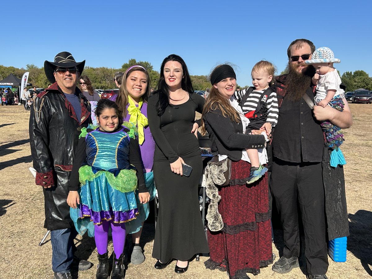 CastleHillsEC's tweet photo. October Event at The Colony Fright Fest! It was fun passing out candy and meeting the community! 
Happy Halloween🎃🎃🎃
#castlehillseyecare #thecolony #Halloween #carrollton #events https://t.co/K0rJYE8cL1