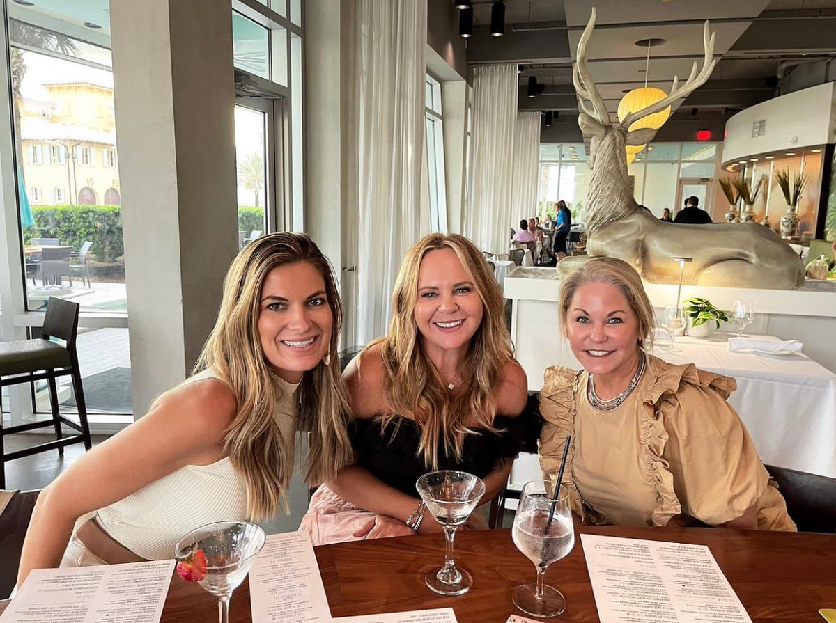 surfingdeer_'s tweet photo. Now here's three ladies with the right idea! 🍸😋 🥂 Y'all come see us tonight!

📸: @perfectlyhosted30a
.
.
.
#SurfingDeer #SeagroveBeach #30A #SoWal #30Arestaurants #goodeats #30Aeats #foodie #dinelocal #girlsnight #drinkswiththegirls #cocktails #HartleyRestaurantGroup https://t.co/GXawAvxwcw