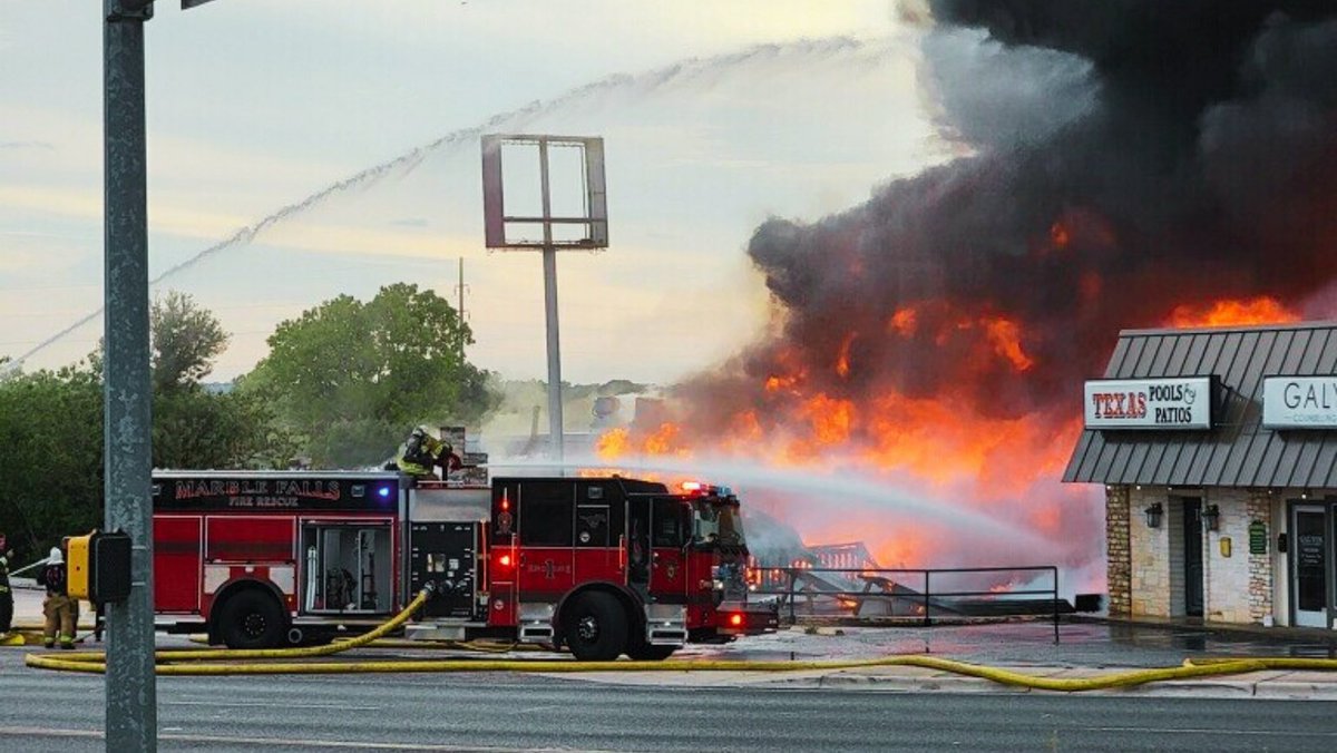 SiddonsMartin's tweet photo. Marble Falls' new Pierce Enforcer Pumper working to contain a recent structure fire near downtown. #PierceOnScene #PiercePerformance https://t.co/mp2PwLRPgZ