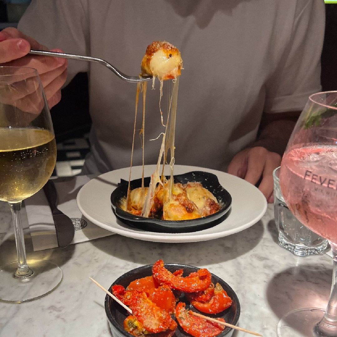 MK1Shopping's tweet image. Comin’ in hot and cheeeesy 🔥

Have you tried the NEW 'Nduja Dough Balls at @pizzaexpress yet? We promise they will not disappoint 🤤

What's your favourite #AutumnMenu item?