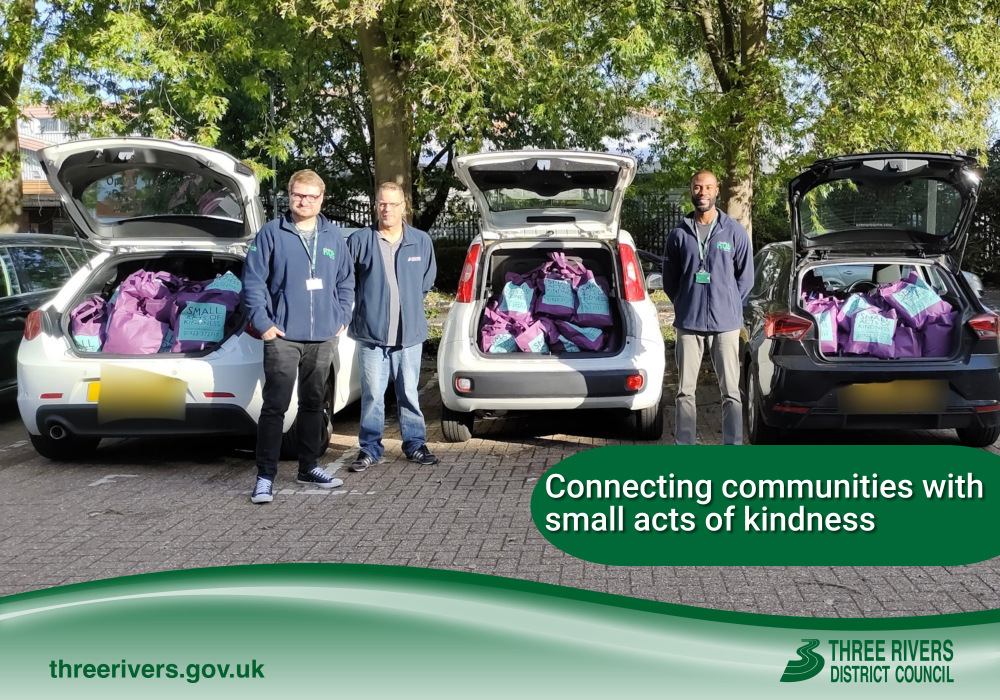 ThreeRiversDC's tweet image. Connecting communities with kindness💚 Three Rivers District Council collected 150 #WarmInWinter bags from @smallkindact to give out to those in need.  FREE to those over 55 - request yours today ow.ly/wR4L50PXMm2
