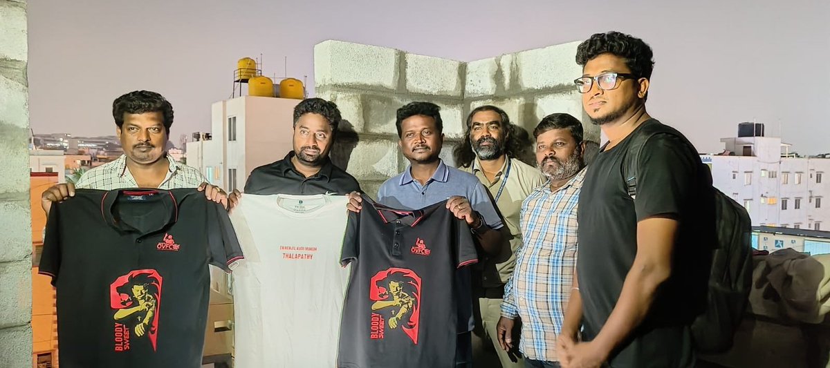 BangaloreOVFC's tweet image. Leo T-shirt launch by @Saravana_KA_VMI ...@actorvijay @BussyAnand @TVMIoffl @7screenstudio @anirudhofficial @Jagadishbliss @Dir_Lokesh all set fr Oct 19 4am show  @SwagathOfflSky is the limit #Leo🔥🔥🔥☄️
Get Ready Nanba

#MomentToRemember❤️