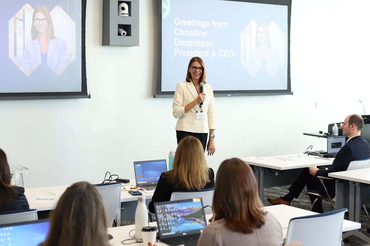 HealthPROCanada's tweet photo. #HappeningNow @ChrisFDonaldson, HealthPRO Canada's Interim President and CEO kicks off day one of our Pharmacy Advisory Council (PAC) Meeting.
#pharmacy #knowledgeandtrust #worldclassprocurement https://t.co/lgpKKElK5n