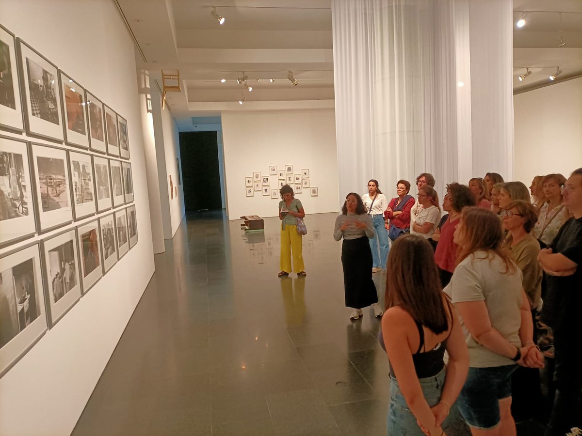 consorciedubcn's tweet photo. ✨🎨 Aquest curs 2023-24 el programa Fora de reserves aterra a quatre centres de la ciutat!
👥Avui tot el professorat de l'@IETresFonts ha participat en 1a sessió de formació del projecte, que portarà al centre l'obra del @MACBA_Barcelona "Al cistell" d'Isabel Banal! 
@bcncultura https://t.co/hTwz9sWawH