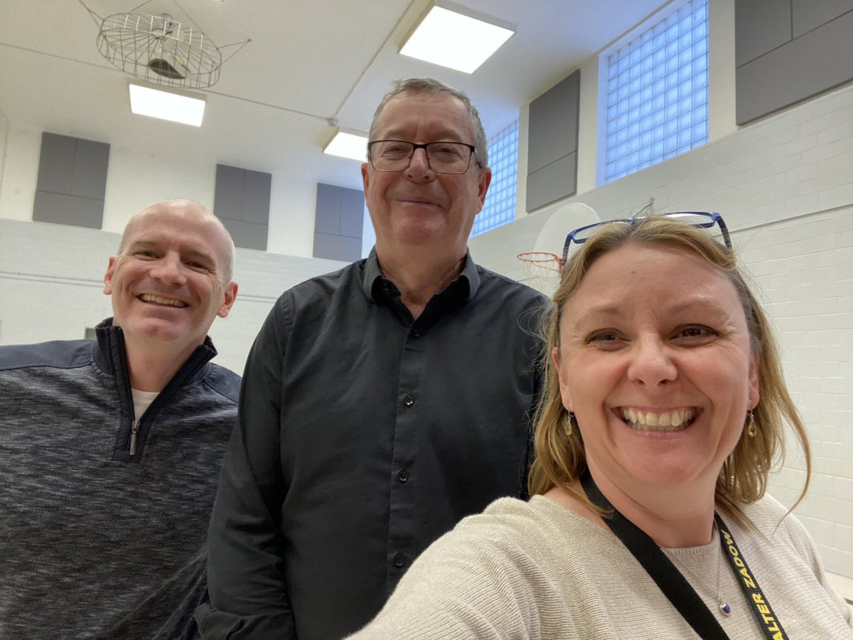 LisaConway17's tweet photo. An #AWESOME morning of presentations to @walzad K to 8 students by #CanadianAuthor @EricRWalters π€©π @RCDSB #SoManyBookToReadSoLittleTime https://t.co/gI1yZosr8z