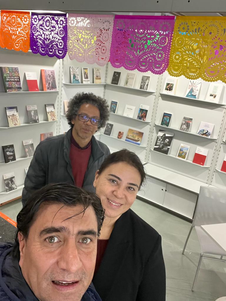 Ondeando con orgullo el estandarte mexicano en la 75ª Feria Internacional del Libro de Frankfurt.🌍Del 18 al 22 de octubre. ¡Resaltemos juntos la riqueza literaria en la más majestuosa cita del mundo editorial!📖 🤓Comenta y comparte tu obra literaria favorita 🕵️#FILFrankfurt2023