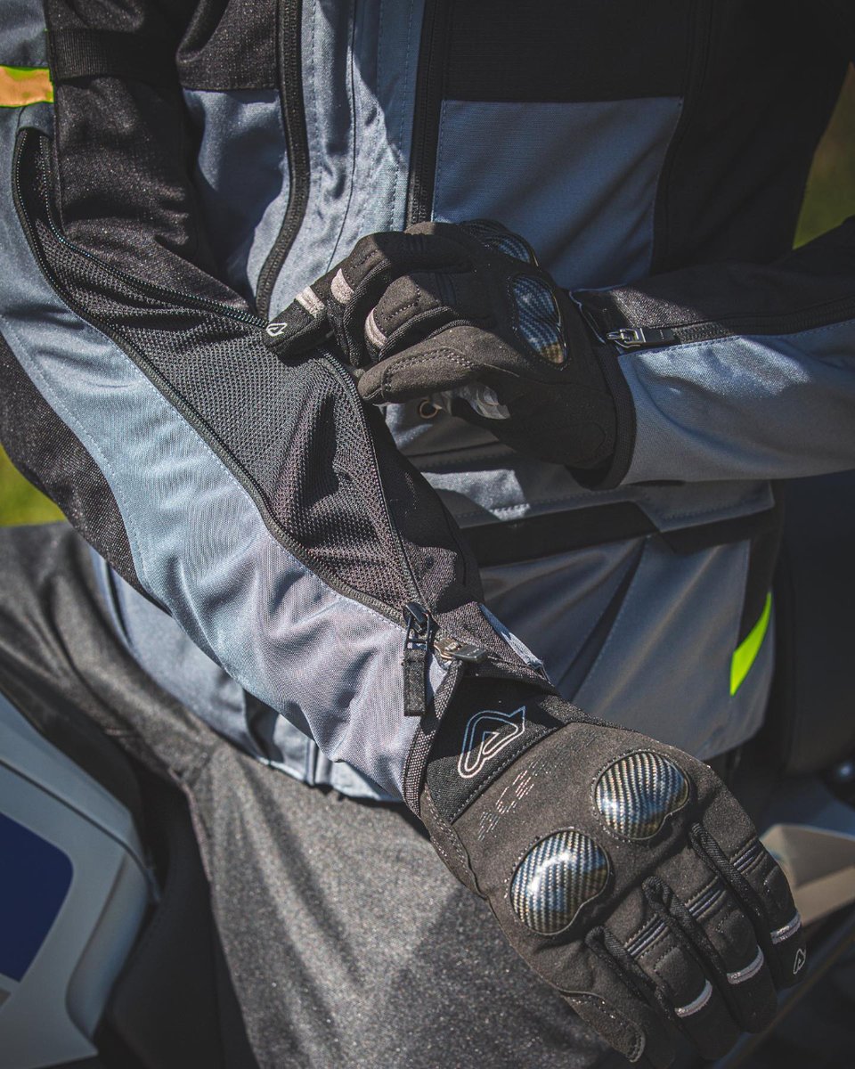 🌧️🏍️ Llegan lluvias, pero recuerda ☝️, la moto sigue dando respuesta a tus necesidades de movilidad. Solo es necesario un equipamiento acorde. 👍 ¡Equípate y disfruta de las ventajas de la moto todo el año! #UsalaMoto #ANESDOR #motos #moteros