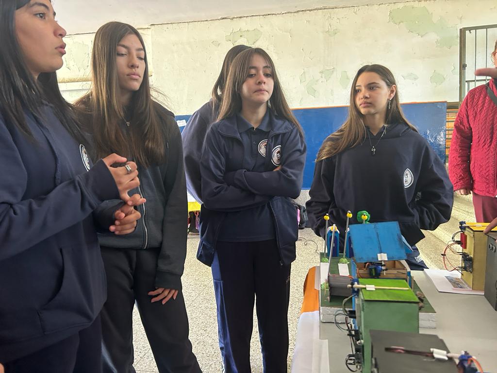 CENTRO DE RECICLAJE INCLUSIVO

Los alumnos de 8° de la Obra Social y Educativa Don Bosco de <a href="/fundsophia/">Fundacion Sophia</a> diseñaron un centro de reciclaje inclusivo con contenedores para personas ciegas o con baja visión. A través del uso de la tecnología lograron adaptar los contenedores (sigue)