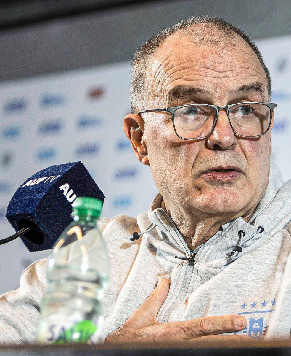 🗣️ Marcelo Bielsa en conferencia:

“Estamos en una época de pragmatismo y valor del resultado, todo eso es cierto. Nadie esta dispuesto a valorar pasos paulatinos que te acerquen progresivamente a conseguir la imagen que querés construir.

El estilo es muy difícil de conseguir y