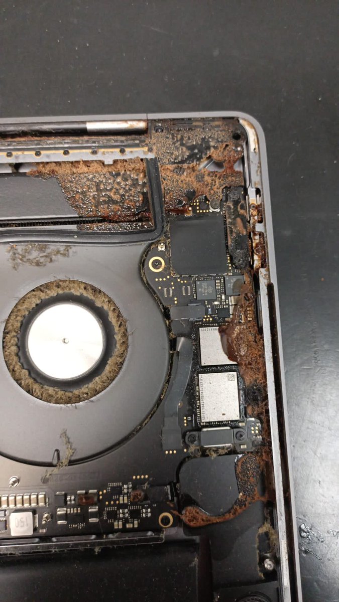 fvinscendt's tweet photo. Heeft iemand kennis van het ophalen van data van kapotte laptops?  Of kennen jullie iemand die daar goed in is, help me out ben desperate!! (Diagnose chocomousse, helemaal niks werkt nog) https://t.co/8VyN4EuO4X