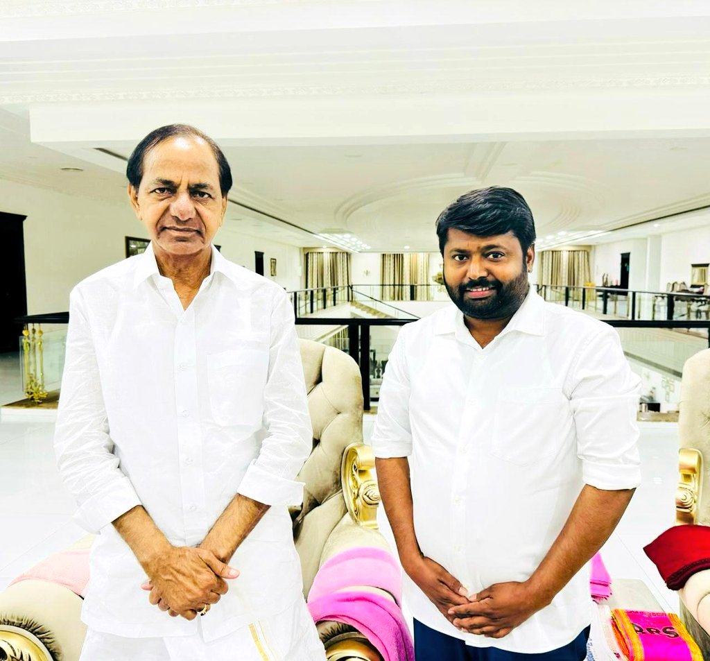 BTR_KTR's tweet photo. An unforgettable birthday moment! 🎂🙏 I was blessed by the one and only Sri #KCR sir today. To mark the day, I gifted him a hand-painted portrait. Gratitude and joy overflow. His wisdom and grace left a lasting impact. Sharing the art piece with him was an honor. Another birthday to remember forever.

#FeelingBlessed

@KTRBRS