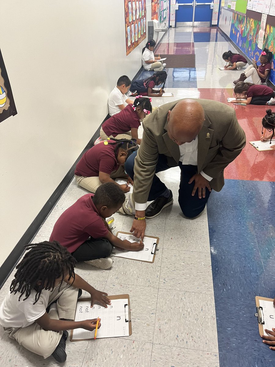 Tolbert_DISD's tweet photo. Getting engaged with strong reading instruction @1906dale @DallasISDSupt @DrDayannaKelly @Tanya_N_Shelton @DRC #teamtolbert #pfad23 #RegionIVRising https://t.co/jCjnK27Dti