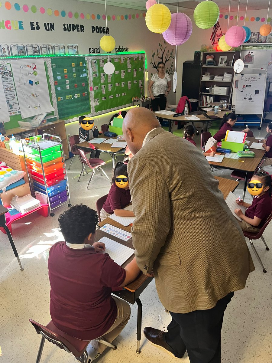 Tolbert_DISD's tweet photo. Getting engaged with strong reading instruction @1906dale @DallasISDSupt @DrDayannaKelly @Tanya_N_Shelton @DRC #teamtolbert #pfad23 #RegionIVRising https://t.co/jCjnK27Dti