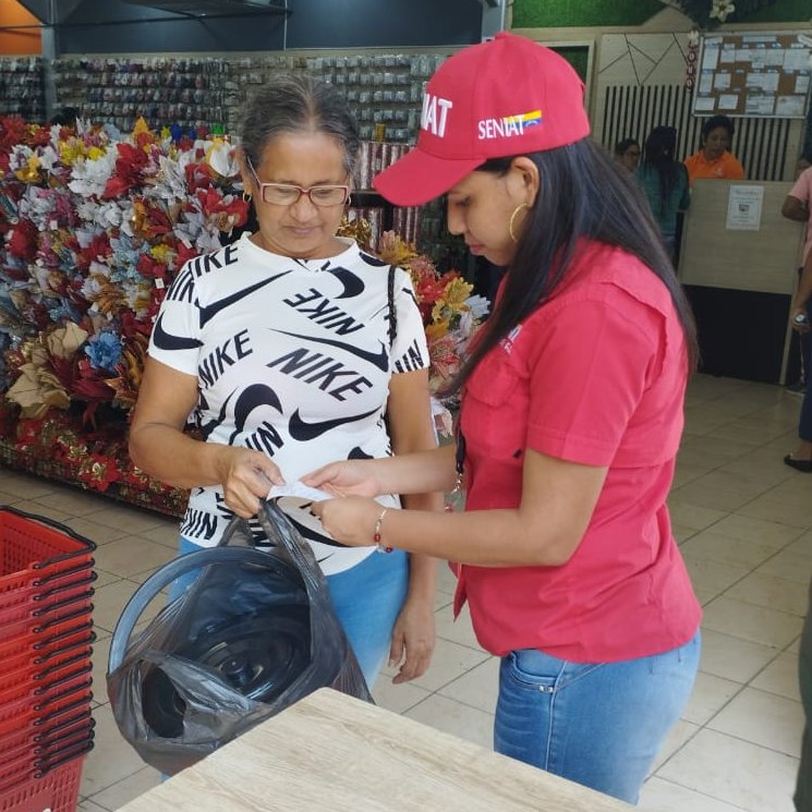 Fiscales del #SectorTributosBarinas adscritos a la #GerenciaDeTributosRegiónLosAndes en operativo de control fiscal en #Barinas verificando la emisión de #Factura por la actividad económica que se realiza según lo establecido en las providencias 0071 y 0141.
#DiálogoDePaz
