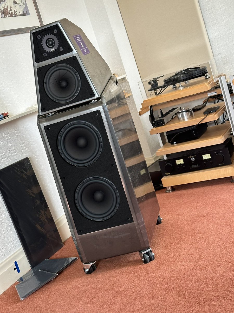 Midlandaudiox's tweet photo. A long day today installing a pair of @wilson.audio #sashav in #carbon into a nice @dcsonlythemusic #vivaldi 3 box with @constellationaudio #inspiration monos and the best supports @finiteelemente #masterreference and @cardas_audio #clear #clearbeyond @midlandaudiox #worcesteshir https://t.co/ihcMYWwA8l