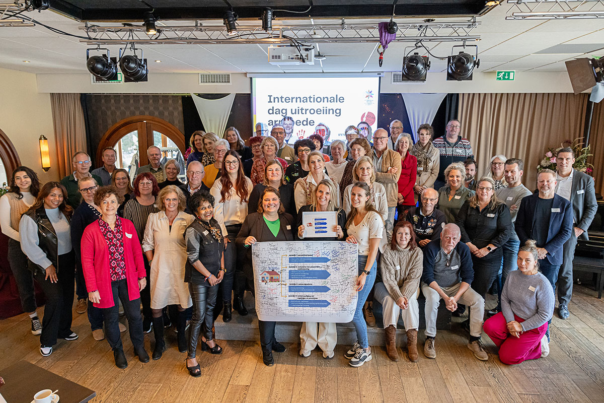 Vandaag, op de #WereldArmoedeDag, kwamen we in Oldenzaal bij elkaar met maar liefst 20 verschillende partijen die zich inzetten voor de ondersteuning van financieel kwetsbare mensen. Wat geweldig dat jullie er allemaal waren en onze waardering voor jullie toewijding!