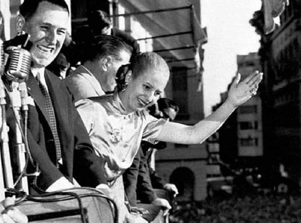 Hoy reafirmamos el compromiso de Justicia Social conmemorando aquel #17deOctubre de 1945 donde en una gran movilización los trabajadores y humildes salieron a reclamar la libertad de Juan Domingo Perón.

#DiaDeLaLealtad