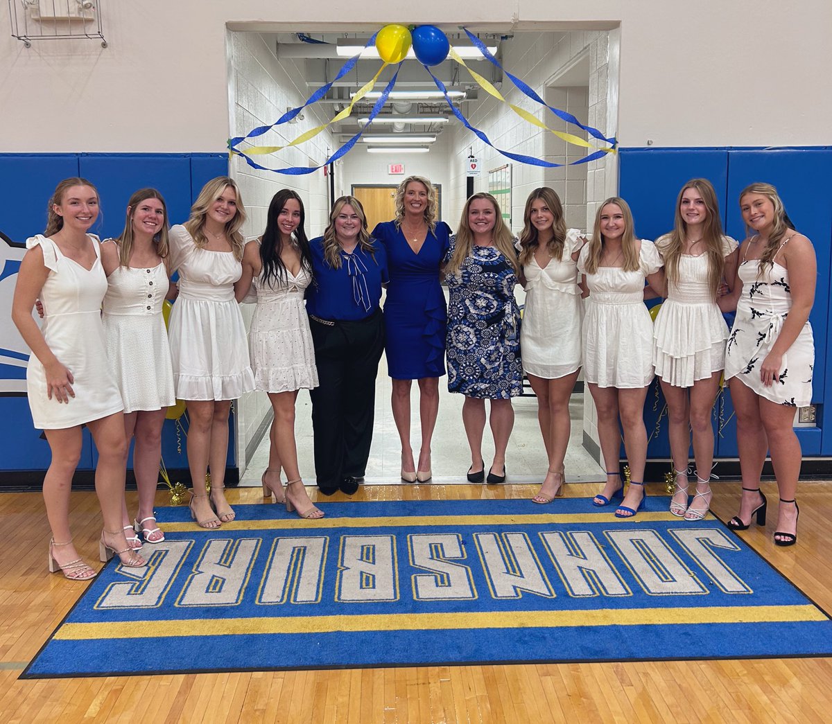 coach_jes_'s tweet photo. This group of seniors are something special.  They are the hardest working and most fun kids to be around.  Thank you for letting me be a part of such a special year 💙💛🦅🏐 https://t.co/aGW7gl7qZo