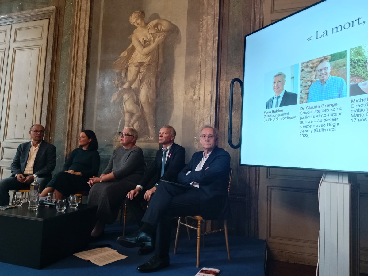"La mort parlons-en" Superbe soirée à la mairie de Bordeaux en l'honneur des "passeurs" qui accompagnent la fin de vie...exposition portée par @Inmemori <a href="/clem_piazza/">Clémentine Piazza</a> <a href="/HannaSEBBAH/">Hanna Sebbah-Le Troadec</a> 👏 <a href="/yannbubien/">Yann Bubien</a> <a href="/CHUBordeaux/">CHU de Bordeaux</a>