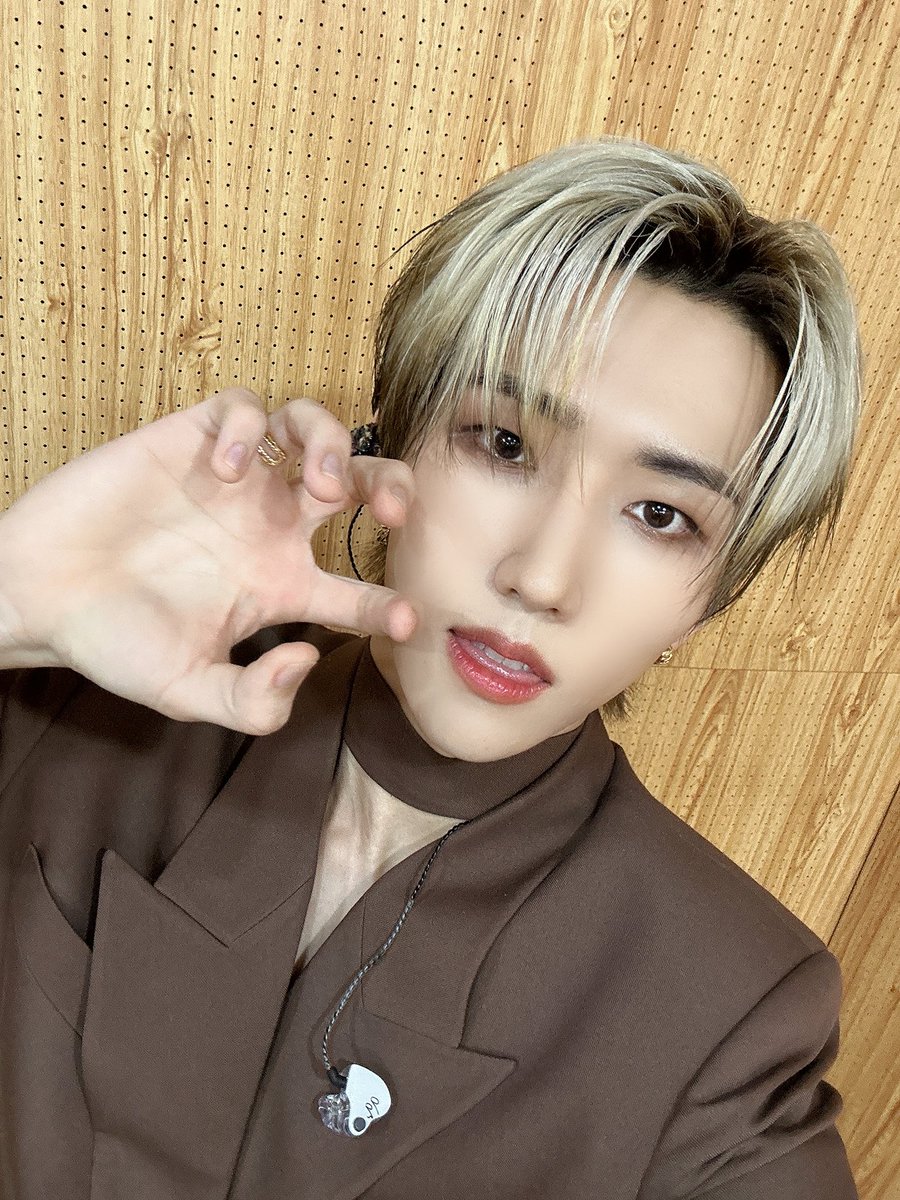 ELASTofficial's tweet photo. 컴백!!!! Kiss me baby 👄
⠀
#ELAST #엘라스트 #BAEKGYEUL #백결 https://t.co/98XKj8aIDa
