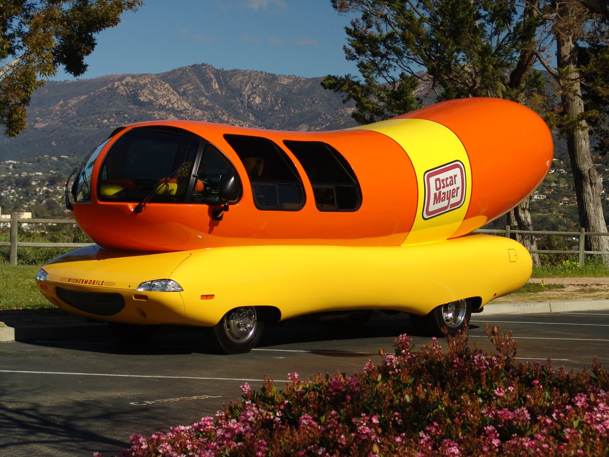 BrewhouseInn's tweet photo. Get ready for a sausage-tacular adventure, Milwaukee!  The iconic Oscar Mayer  Wienermobile is rolling into town and parking right in front of the Brewhouse Inn &amp; Suites TOMORROW, Wednesday, October 18, from 5:30pm to 7:30pm! Join us for the ultimate hot-dog-on-wheels experience! https://t.co/dUOKhAvtc1