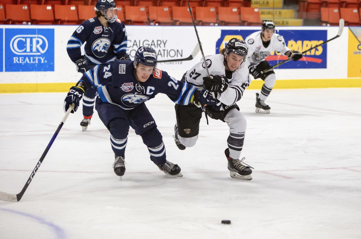 Renegadesphoto's tweet photo. We are still looking for teams or games or events to come shoot this winter! If your team (hockey, ringette) or your sports event (figure skating, speed skating, other winter sports) are looking for a photographer, whether it’s for one game, or multiple, reach out! https://t.co/Ll6FNTfzql