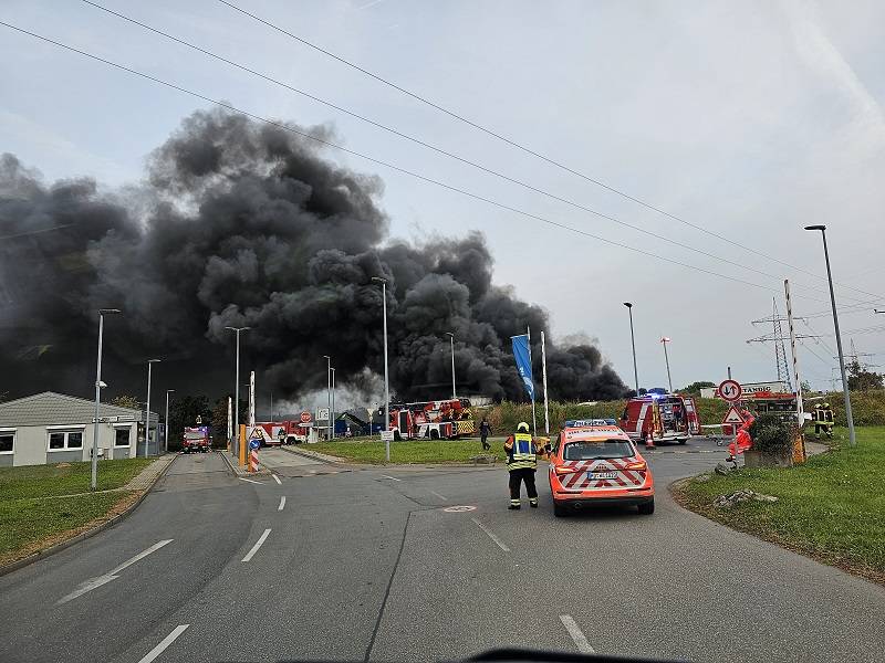 Einsatz: Großbrand in Wiesloch am Vormittag - Unterstützung bei den Löschmaßnahmen, Wasserversorgung sowie Schadstoffmessungen - feuerwehr-walldorf.de/einsatzbericht…

#Feuerwehr #Walldorf #FreiwilligeFeuerwehr #firefighter #firefighterlife #blaulicht #Feuer #Brand #Einsatz @feuerwehrwiesloch