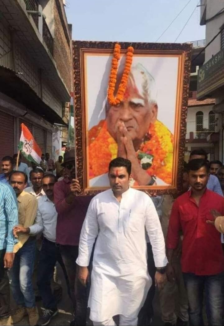 DeepakMishraRe1's tweet image. साजिशों के फेर में फनकार दब के रह गये 
गद्दार तमगे ले गए हकदार दब के रह गये
@OfficeOfKNath @digvijaya_28 @RahulGandhi @SoniyaGandhi14 @kharge @jitupatwari