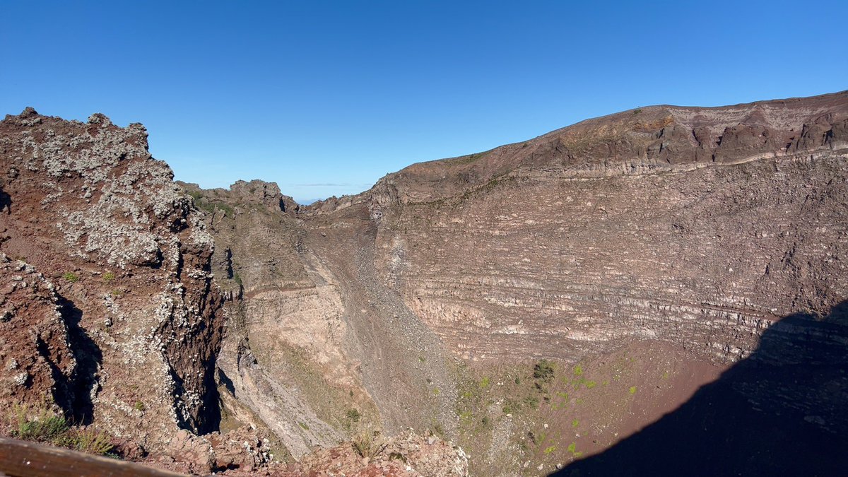 Upp_WestBank's tweet photo. Incredible scenes as we made our way to the crater edge of Mt Vesuvius, overlooking the beatitude Bay of Naples #UppinghamClassicsORUppinghamGeography #pyroclasticflows #igneousrocks https://t.co/6jxL7uvXqG