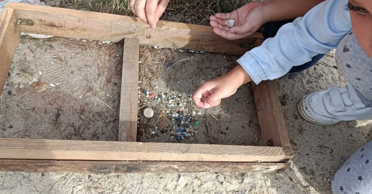 es_cda's tweet photo. Taller #restesdeplatja a la platja d'Es Freu de Ses Covetes amb l'alumnat de 2EP #ceipsonrullan al #Parcnaturalestrencsalobrar #microplastics #plastics #posidònia #coaderata #petdemonja #copinyes #plomes #esponges #alga @centinelascosta https://t.co/WT67LYs7nH