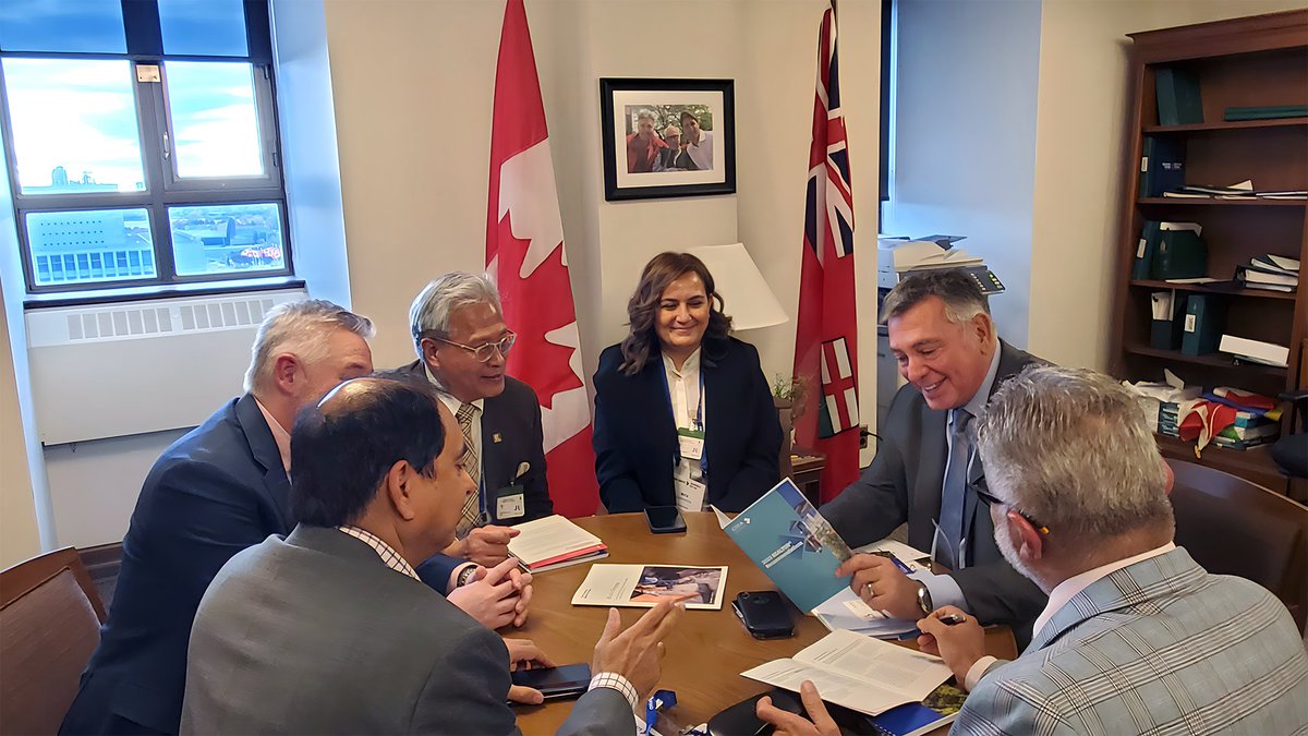 MREBRealtors's tweet photo. The MREB PAC delegation had a great meeting with MP Charles Sousa at his office in Ottawa.
#charlessousamp #mreb #mississaugarealestateboard #mississaugarealestate #realestateagents #ottawa #worklife #meeting https://t.co/pf90kdIaxA
