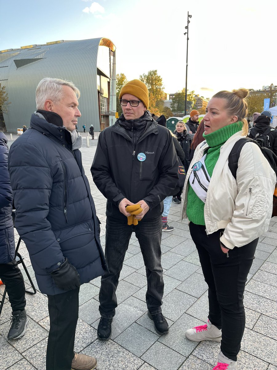 Tänään vietetään taas Asunnottomien yötä. Kansalaistorilla puhunut Robert Koski muistutti elämän perusasioiden merkityksestä esim päihde- ja mielenterveysongelmista kuntoutumisessa. Siksi asunto ensin.
#asunnottomienyö #asuntoensin
#asunnottomienyö #asuntoensin @HDLsaatio