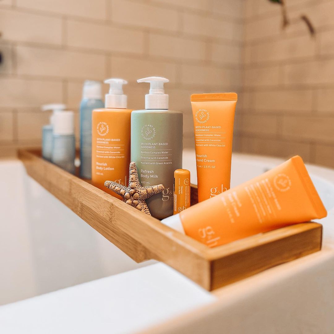 Amway's tweet photo. The new g&h body care line is improved and ready to use! 🧼✨
🌱 Concentrated plant-based goodness
💚 Clean-label with no harsh chemicals
😁 Vegan & cruelty-free
📸 Amway Business Owner Krása v Popredí
#ghBody #Amway #AmwayLife https://t.co/Zx3DN5qGTn
