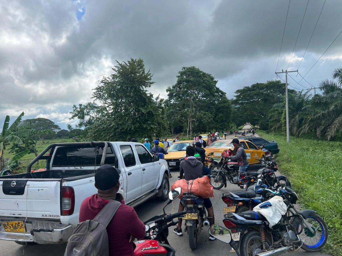 AntonioJCorreaJ's tweet photo. Noticia: Se necesita especial atención y soy reiterativo a @MinTransporteCo @InviasOficial en la vía que esta convertida en una trocha, la cual conduce de Lorica a San Bernardo del Viento, los contratistas abandonaron la obra y hoy el panorama es de tristeza, a los entes de control @PGN_COL @CGR_Colombia volvemos a pedirles vigilancia.