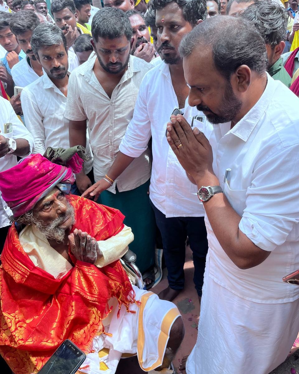 perumperum2's tweet photo. வீரபாண்டிய கட்டபொம்மன் வாரிசார் உடன் எங்கள் அண்ணன் வெள்ளையத்தேவன் https://t.co/ecMA1aUZBU