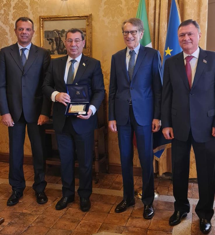 GiulioTerzi's tweet photo. Ho incontrato oggi al Senato insieme al Sen. Marco Scurria, Presidente della Sezione bilaterale di Amicizia "Italia-Azerbaigian", il Presidente della Commissione Affari esteri e interparlamentari del #Milli_Majlis della Repubblica di #Azerbaigian, On. Samad Seyidov, e il Presidente del "Gruppo amicizia Azerbaigian-Italia", On. Azer Karimli.
#AZERBAIGIAN, TERZI (FDI): IMPORTANTE PARTNER PER L'ECONOMIA E LA STABILITÀ
(#9Colonne) - Si è tenuta oggi presso la Commissione per le Politiche dell'#UE del #Senato un'audizione presieduta dal Sen. Giulio TERZI (FDI) con il Presidente della Commissione Affari esteri e interparlamentari del Parlamento della Repubblica di #Azerbaigian, Samad Seyidov. 
Al centro, le prospettive di #cooperazione istituzionale tra Italia e Azerbaigian e il percorso di #partenariato con i Paesi europei. 
Nell'aprire i lavori, TERZI ha auspicato che l'orizzonte della futura adesione europea di #Ucraina, #Moldavia e #Georgia includa anche relazioni commerciali più strette con l'Azerbaigian di cui l'#UE è già il principale partner commerciale. 
In questo senso TERZI ha sottolineato come l'Azerbaigian sia "un importante partner per l'approvvigionamento del gas in ambito europeo e il collegamento della rete TAP a Melendugno in Puglia è stato un risultato decisivo per la diversificazione delle risorse energetiche, soprattutto a seguito dell'aggressione russa in Ucraina." 
TERZI si è soffermato sulla centralità di #Baku come partner commerciale poiché, trovandosi in #Caucaso, beneficia di una posizione chiave per le rotte tra Europa e Asia e "in tale prospettiva può essere un canale di
collegamento tra le economie in grande ascesa dell'#Asia_Centrale, come anche dell'#India, con cui l'Europa sta negoziando un fondamentale accordo commerciale. La nostra Commissione è impegnata in un'attività di valutazione di come i partenariati commerciali potranno supportare la crescita e l'occupazione nei paesi europei ed in tal senso i rapporti con paesi in grande sviluppo come l'Azerbaigian sono fondamentali."
Venendo poi alla #questione_armena, TERZI ha detto che è fondamentale sviluppare "relazioni che consentano di superare le divergenze per raggiungere una pace duratura e stabile nella regione". 
E sul conflitto tra #Israele e #Hamas - ha concluso TERZI - "l'Azerbaigian può avere un ruolo rilevante nei riguardi dell'#Iran, suo vicino territoriale e di cui è parte integrante una importante minoranza azera". (fre) @FratellidItalia @GlobalCRL @theglobalnewsit @fleinaudi @MarcoScurria @AmbrogioPaola @OnAntonioGuidi @MurelliElena @GisellaNaturale @raoulrusso @Maria_Rizzotti @DaniSbrollini @CaiataSalvatore @careitaly @MauroDattis @roberto_pella @Ettore_Rosato @ItalyinBaku @edmondocirielli @AmbasciataAZE @rashadaslan @SeyidSamad @karimli_azer
