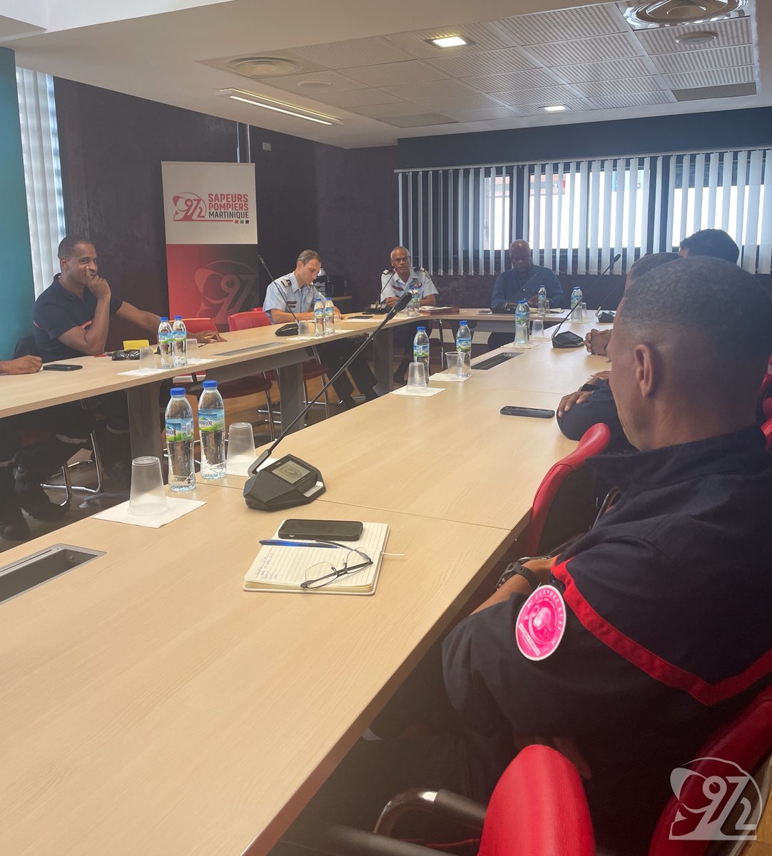 Le président du CA ainsi que les directeurs du <a href="/Sdis972/">Sapeurs-Pompiers de Martinique (972)</a> reçoivent les lauréats au concours de lieutenant 1ʳᵉ et 2ᵉ classe.