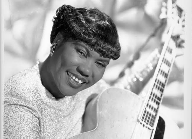 @AfricanArchives Sister Rosetta Tharpe's iconic performance at Griffith Stadium in 1938 drew an audience of 25,000 people, breaking racial barriers and setting the stage for rock 'n' roll history #SisterRosettaTharpe