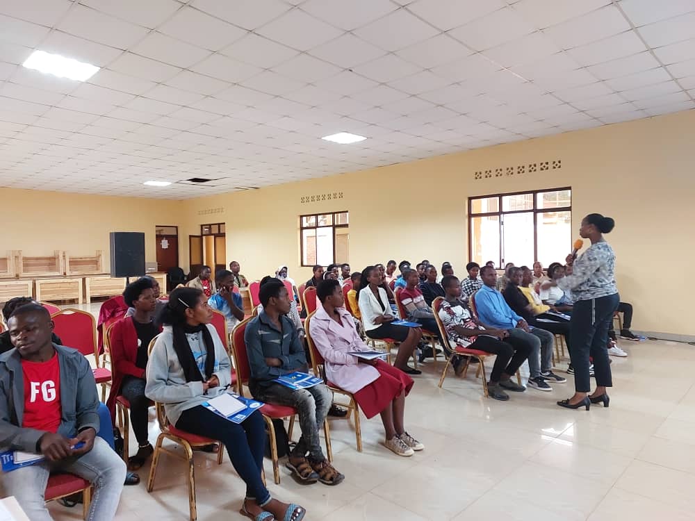 GISAGARAYEGO's tweet image. None kuwa 17.10.2023 
VM Afso @GisagaraDistr @denise_dusabe ari gusozwa amahugurwa yateguwe kubufatanye na @RCSPRwanda @DuhozanyeO, Aya mahugurwa amaze iminsi 2 ahabwaga Urubyiruko 50 rwaturutse mu mirenge 2 ariyo #Ndora na #Kibilizi bakangurirwa kugira uruhare mu miyoborere