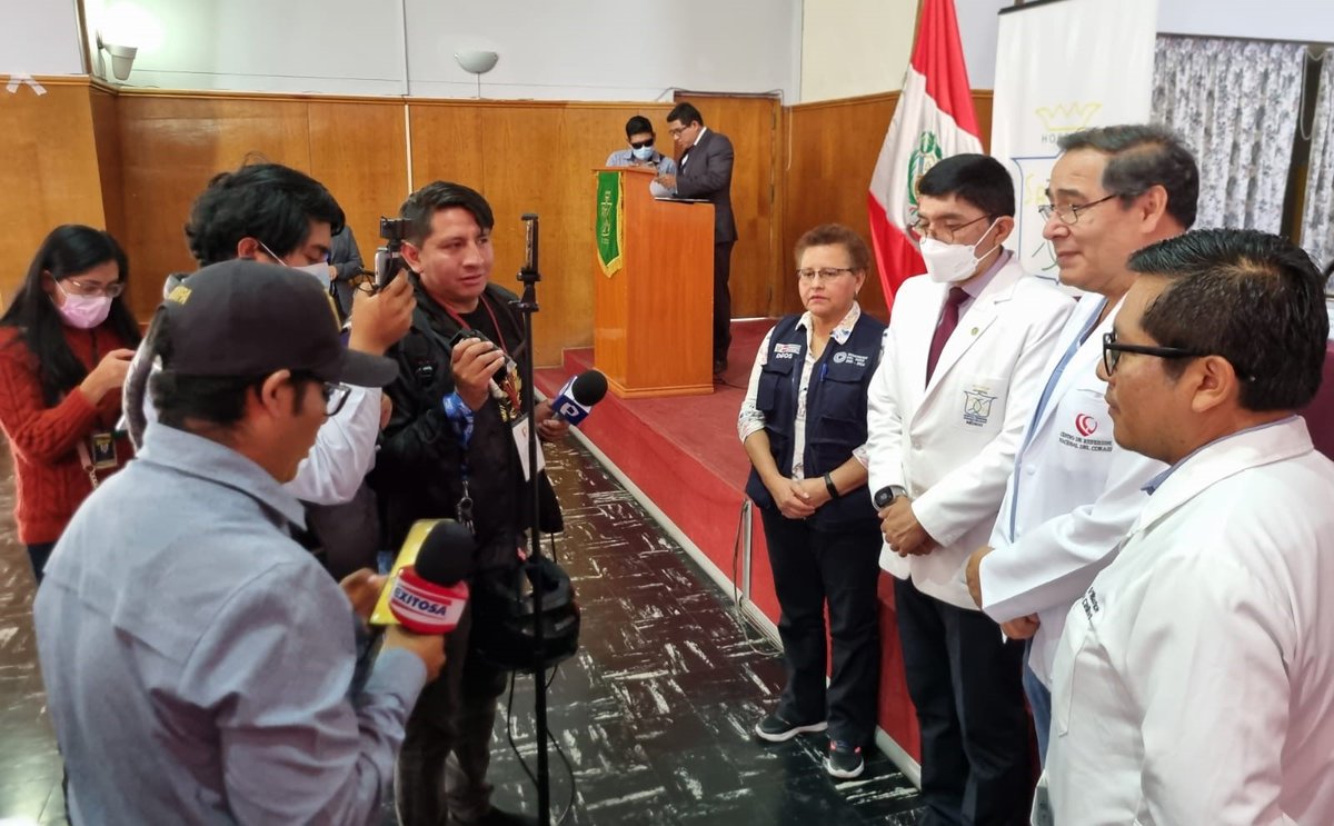 Minsa_Peru's tweet photo. 🚑🗓️ ¡La espera termina hoy! Desde el Hospital Regional Honorio Delgado en Arequipa, se anunció el desarrollo de las cirugías cardiovasculares que cambiarán la vida de decenas de pacientes en lista de espera. 🏥❤️
🗓️ La campaña se realiza del 16 al 20 de octubre y es parte de nuestro Plan Nacional “Operación Vida,” con el apoyo de expertos del Hospital Dos de Mayo. 💪👩‍⚕️
#OperaciónVida #MinsaTransformaVidas 🇵🇪