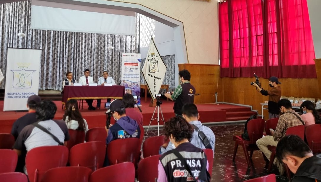 Minsa_Peru's tweet photo. 🚑🗓️ ¡La espera termina hoy! Desde el Hospital Regional Honorio Delgado en Arequipa, se anunció el desarrollo de las cirugías cardiovasculares que cambiarán la vida de decenas de pacientes en lista de espera. 🏥❤️
🗓️ La campaña se realiza del 16 al 20 de octubre y es parte de nuestro Plan Nacional “Operación Vida,” con el apoyo de expertos del Hospital Dos de Mayo. 💪👩‍⚕️
#OperaciónVida #MinsaTransformaVidas 🇵🇪