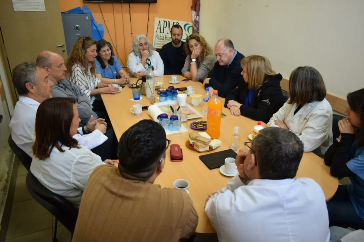 NidiaMoirano's tweet photo. Me reuní con la Asociación de Profesionales de la Salud Municipal para charlar sobre la situación general de la salud pública en Bahía, especialmente del Hospital Municipal que continúa absorbiendo la demanda del Penna lo que causa sobrecarga en el servicio a costa de los vecinos https://t.co/xNR2vCBN1G
